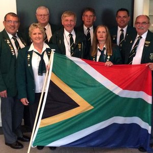 Die Suid-Afrikaners tydens die Wêreld Presisie Vlieg Kampioenskap, met agter vlnr Frank Eckard (vlieënier), Deon van den Berg (Jurielid), Hans Schwebel (vlieënier en spankaptein), Mauritz du Plessis (vlieënier), Jacques Jacobs (Internasionale beoordelaar) en Ron Stirk (vlieënier). Voor vlnr Arddyn Moolman (Internasionale beoordelaar) en Cally Eckard (spanbestuurder)